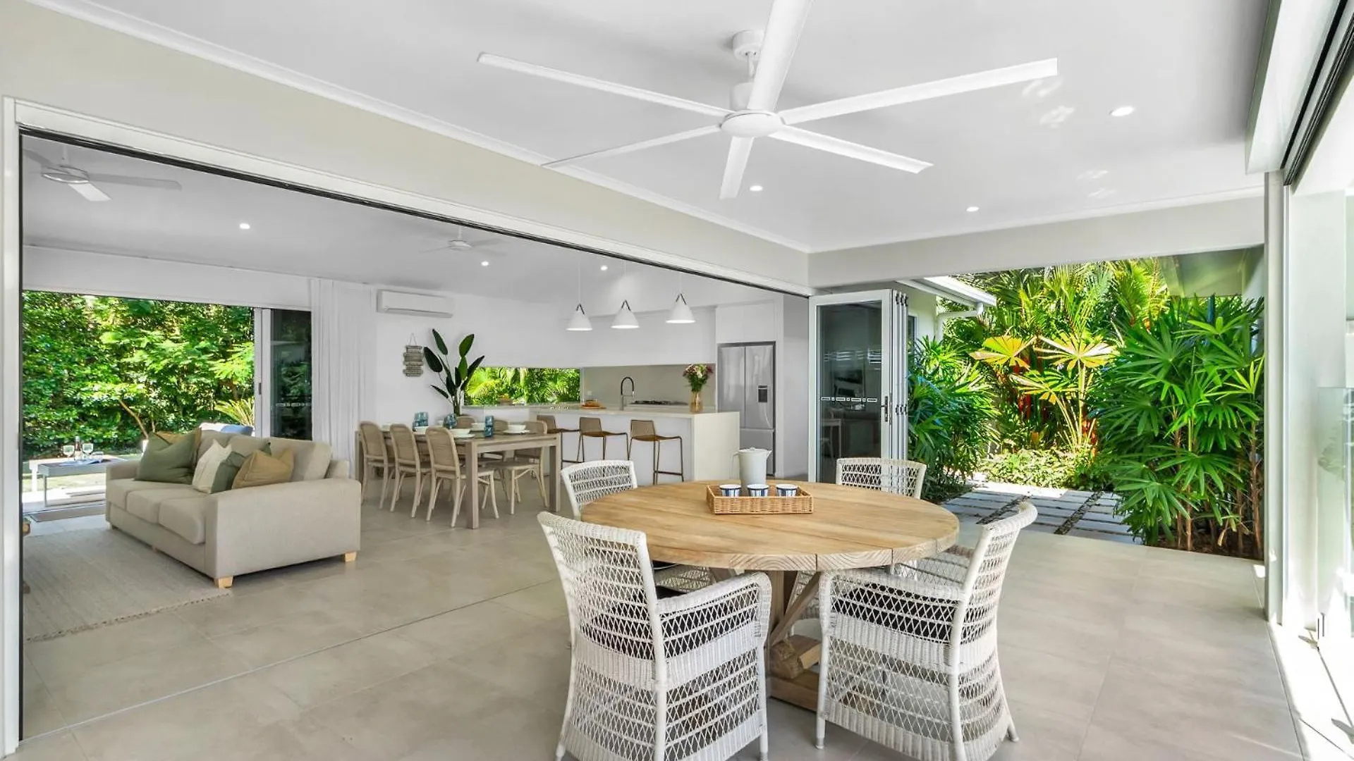 Belle Escapes Beachmont House Palm Cove Australie